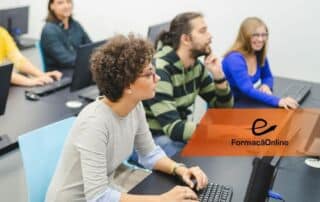 Group of students at computer desks in a classroom; orange translucent banner with 'FormaçãoOnline' overlays the scene.