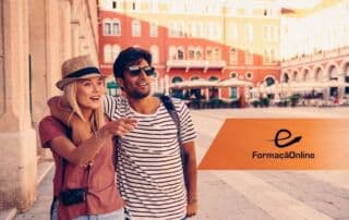 Couple in casual outfits with a camera, pointing ahead in a sunny plaza with colorful buildings and an orange FormacaoOnline banner to the right.