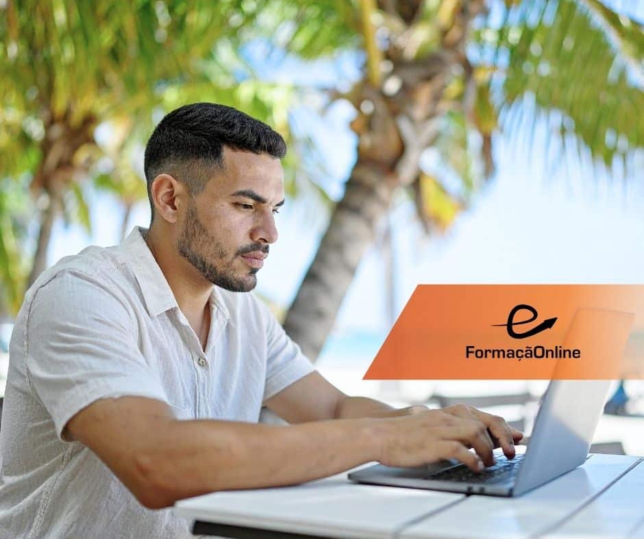 Man in a light shirt typing on a laptop at an outdoor table with palm trees in the background and an orange FormaçãoOnline banner nearby.