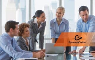 Five professionals in a business meeting around a glass conference table, with a laptop and papers, city skyline in the background and an orange FormaçaoOnline banner overlay.