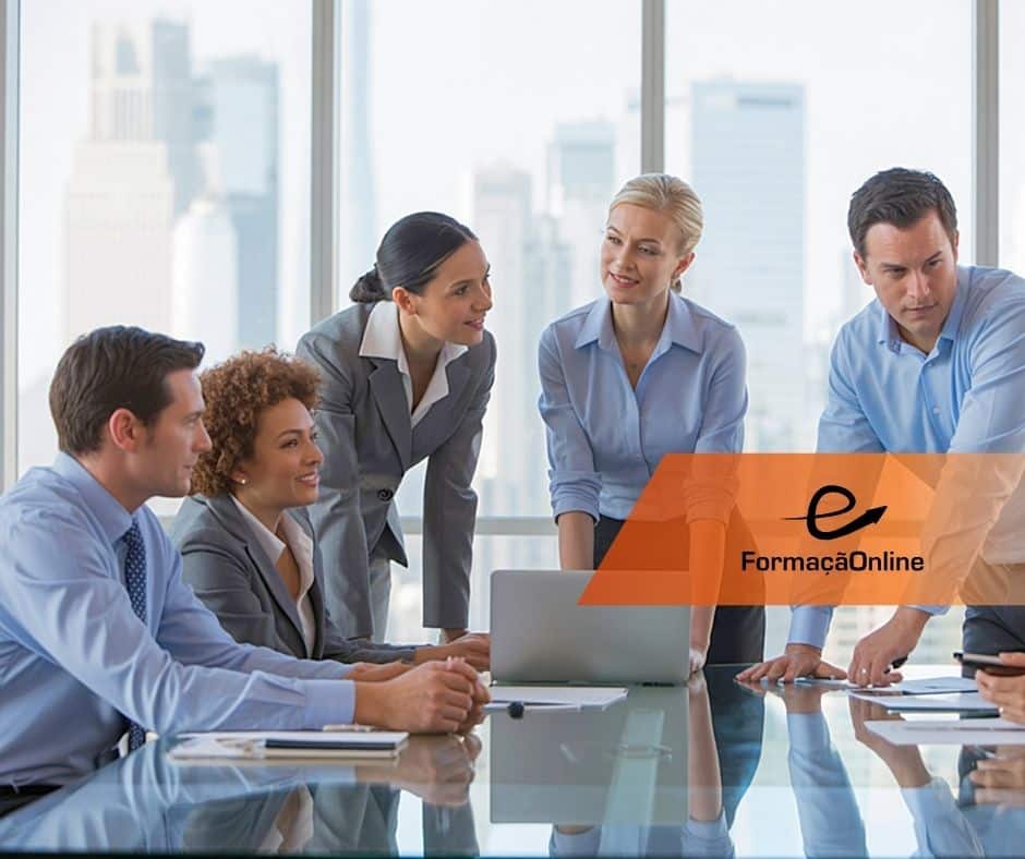 Five professionals in a business meeting around a glass conference table, with a laptop and papers, city skyline in the background and an orange FormaçaoOnline banner overlay.